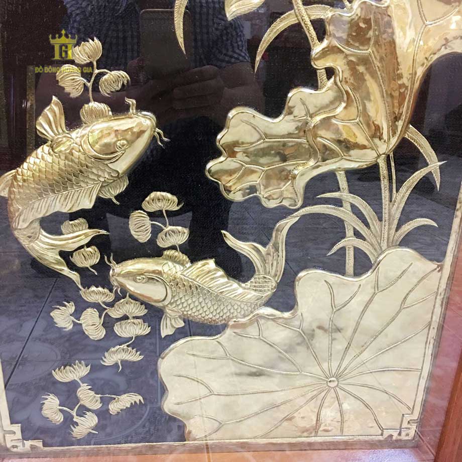 Hình ảnh cá chép bơi trong đầm hoa sen được chạm thúc sinh động nhờ đôi bàn tay tài hoa của các nghệ nhân